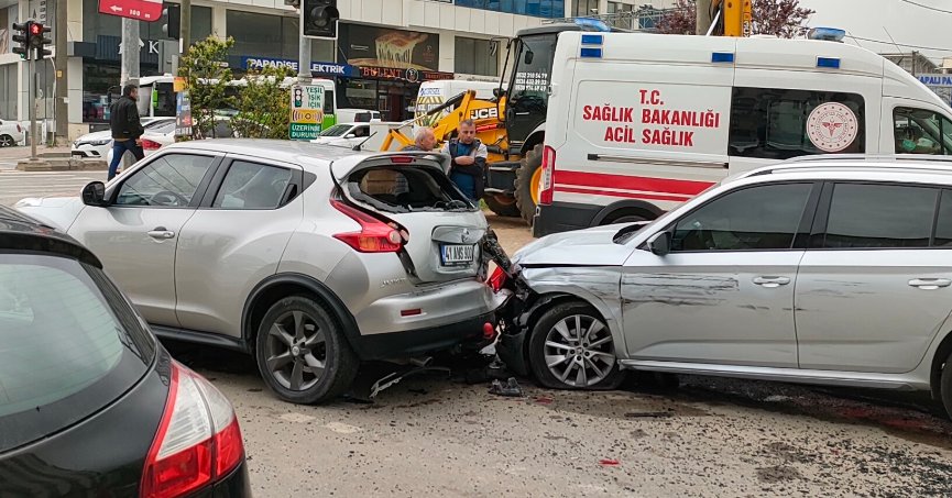 Otomobil kırmızı ışıkta bekleyen araca çarptı: 1 yaralı