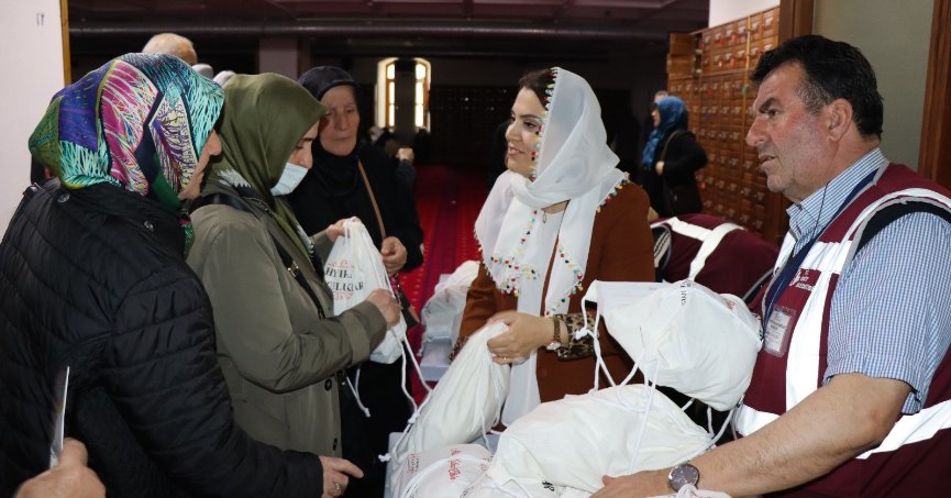 Hacı adayları hediyelerle uğurlandı