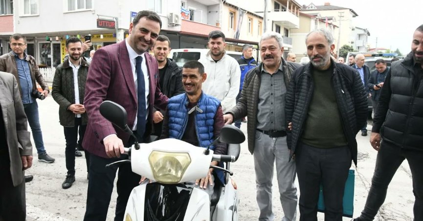 Özlü’den engelli  vatandaşa jest