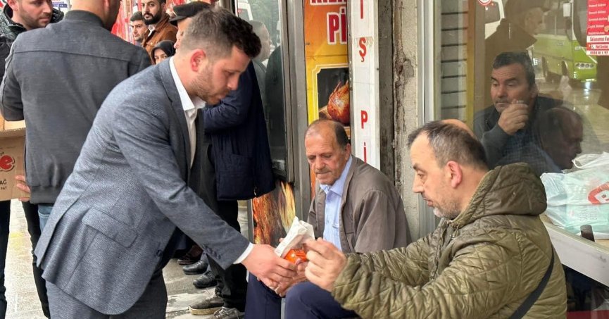 AK Gençlerden simit  ve meyve suyu ikramı