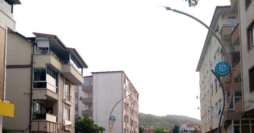 Leyla Atakan’da aydınlatma direkleri yenilendi