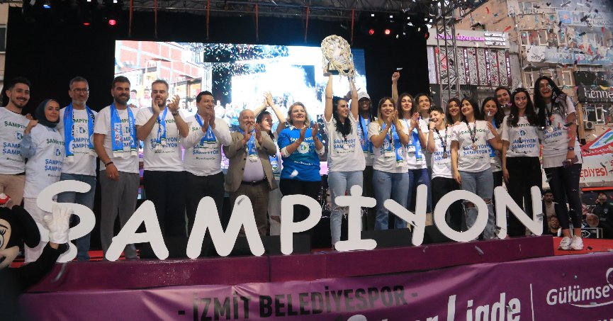 İzmit Belediyespor şampiyonluğu kutladı