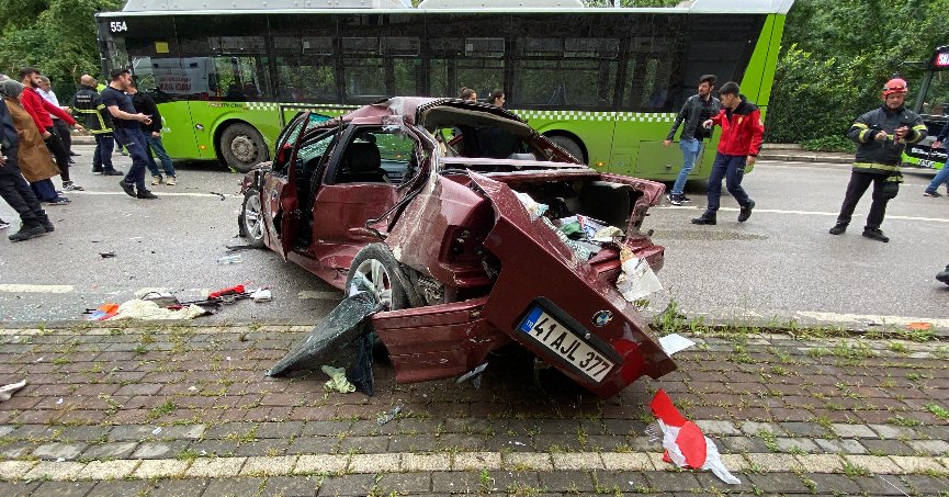 Belediye otobüsü ile çarpışan araç hurdaya döndü