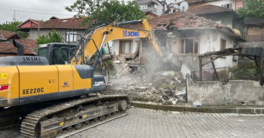 Hasarlı ve metruk yapılar yıkılıyor