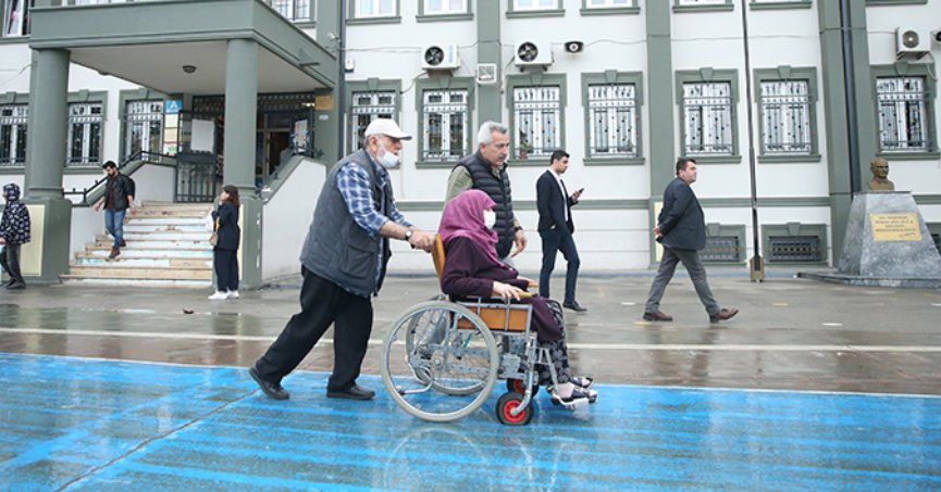 Engelli ve hasta seçmenler sandıklara götürüldü