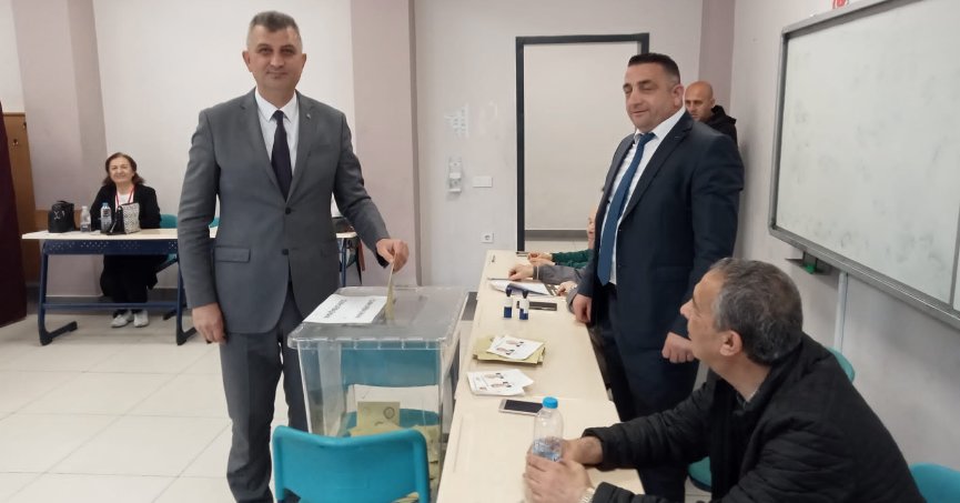 ‘Seçimler, demokrasi şöleni içerisinde geçiyor”