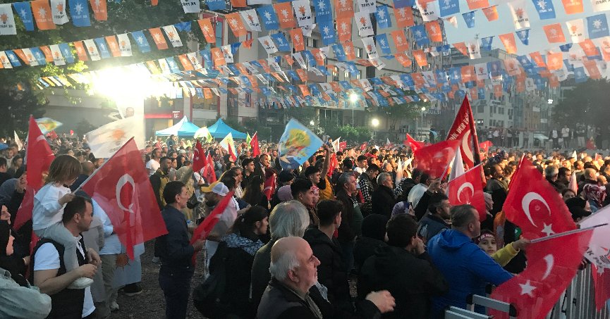 AK Parti il binası önünde kutlamalar başladı