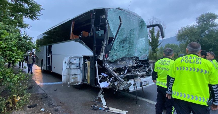 Otobüs tıra çarptı: 1’i ağır 22 yaralı