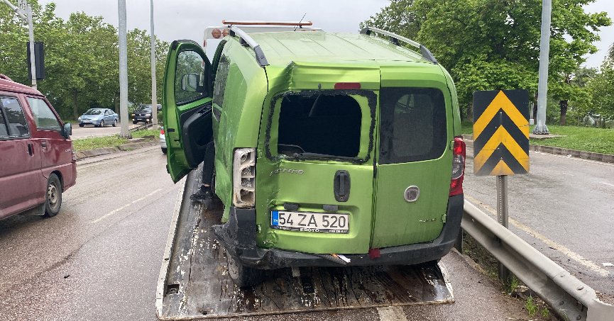 Hafif ticari araçla yolcu otobüsü çarpıştı: 1 yaralı