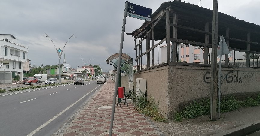 Eğilen tabela dikkat çekiyor