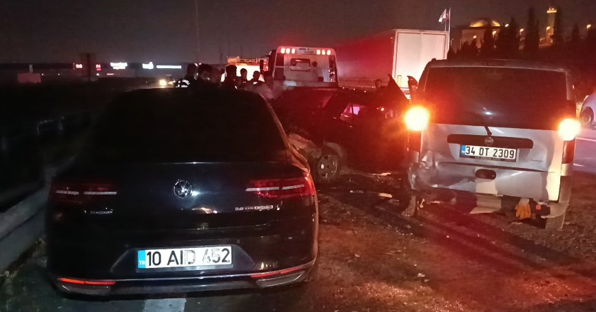 3 araç birbirine girdi: 4 yaralı