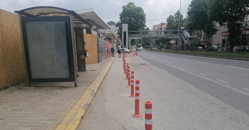 Anayol kenarına dubalar konuldu