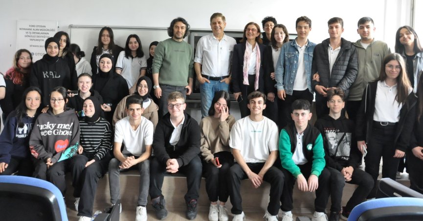 Sigalı, öğrencilere tiyatroyu anlattı