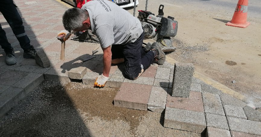 Kaldırımdaki bozulma çalışma ile düzeltildi