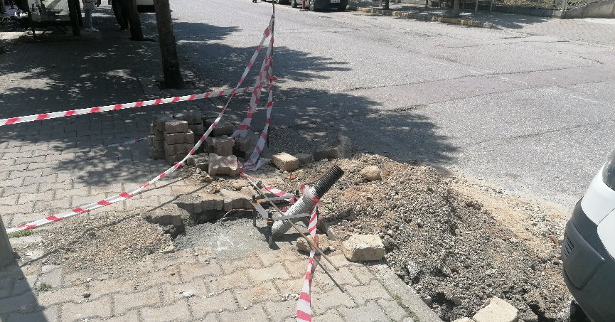 Donanma Caddesi’nde direkler yenileniyor