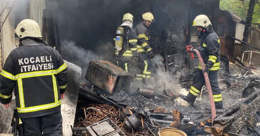 Prefabrik ev alevlere teslim oldu