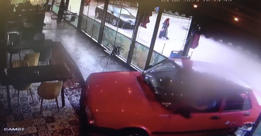 Kontrolden çıkan otomobil balık lokantasına girdi
