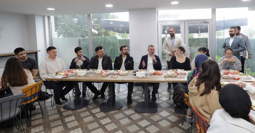 Büyükakın, üniversiteli gençlerle buluştu