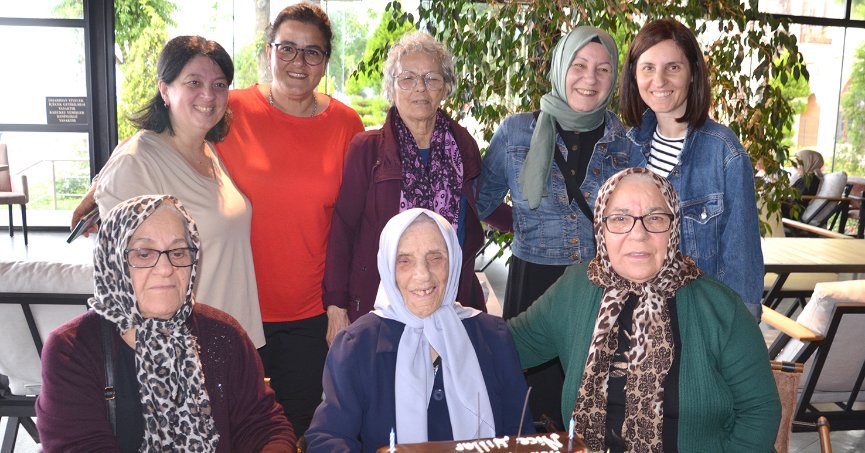 100 yaşına giren Nuriye nineye sürpriz doğum günü