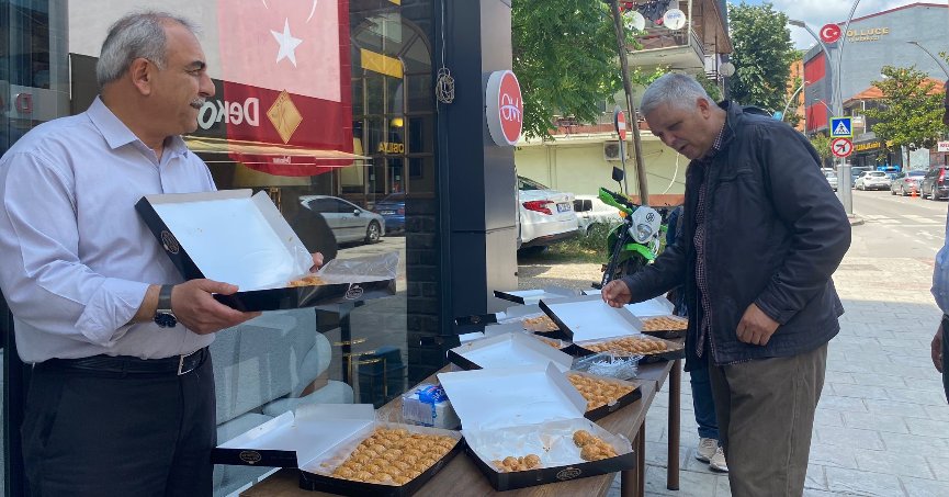 Cumhurbaşkanı Erdoğan’ın zaferini  25 kilo baklava dağıtarak kutladı