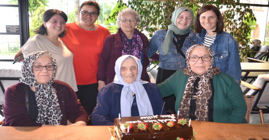 100 yaşına giren Nuriye  nineye sürpriz doğum günü