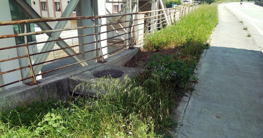 Yol kenarındaki kaldırıma genişletme gerekiyor