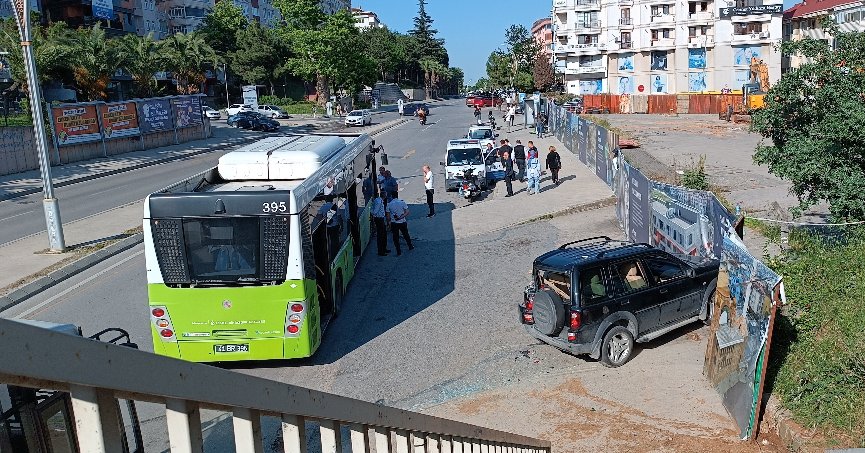 Belediye otobüsü ile otomobil  kazaya karıştı, şoförler kavga etti
