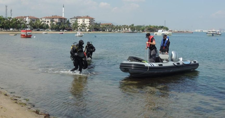 Dalgıç polislerden Körfez’de temizlik