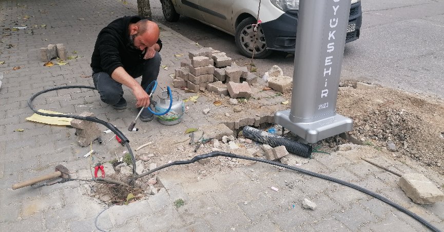 Yeni aydınlatmalar  yerlerine monte edildi