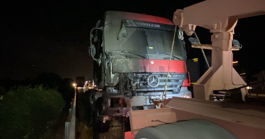 TEM’de yanan tır trafiği durdurdu