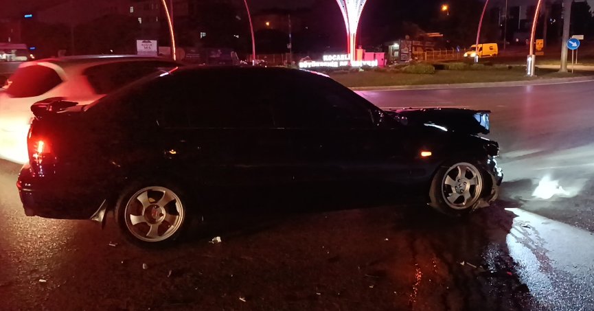 Kavşakta yaşanan kaza trafiği kilitledi