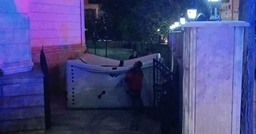 Minareye çıkan şahsı polis ikna etti