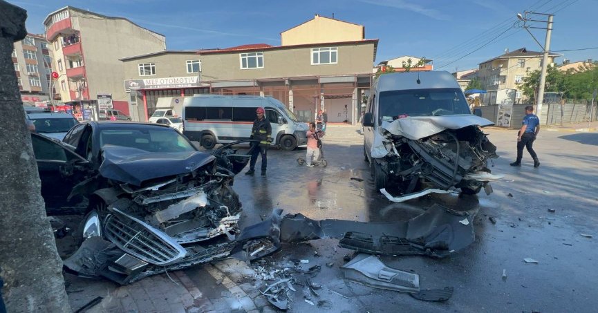 Minibüsle otomobilin  çarpıştığı kazada 3 yaralı