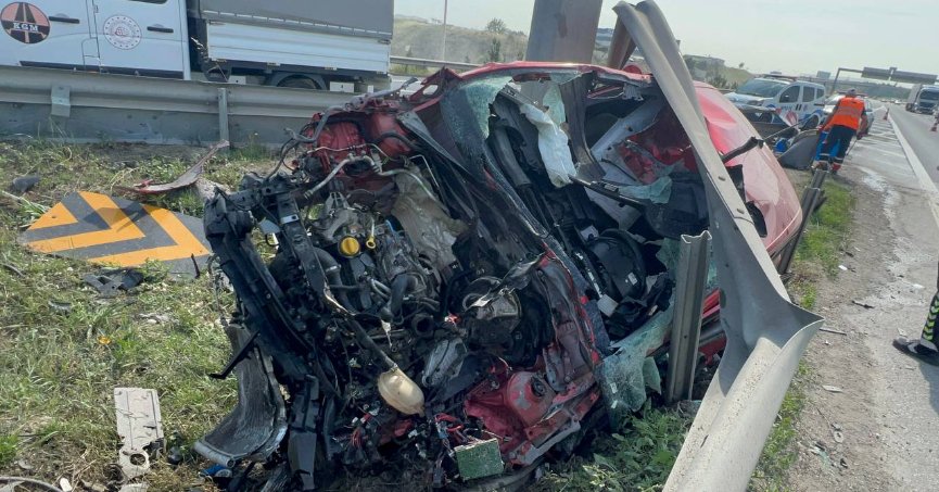 Otomobil bariyere çarptı: 1 yaralı