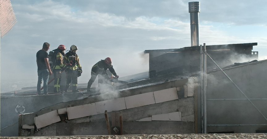 İnşaat halindeki 8 katlı binanın çatısında yangın