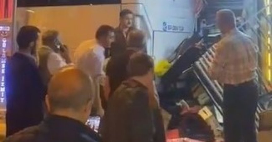 Freni boşalan servis  midibüsü markete daldı