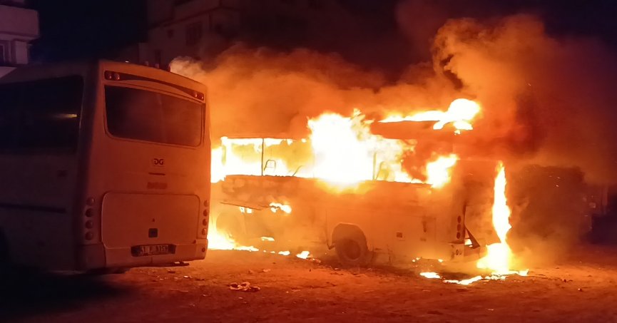 Park halindeki midibüs alev topuna döndü