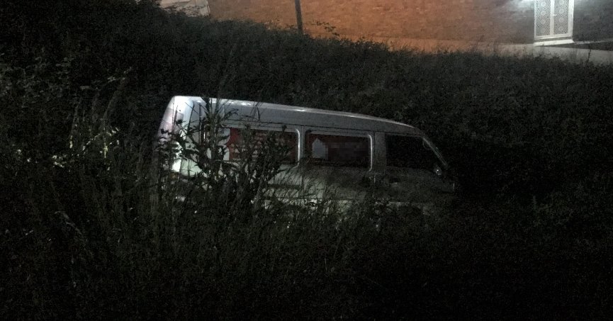 Kontrolden çıkan minibüs ağaçlık alana uçtu