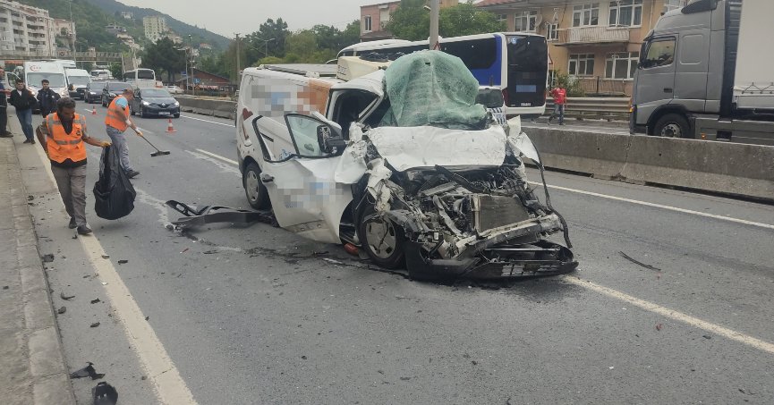 Gölcük’te tıra çarpan panelvanın sürücüsü yaralandı