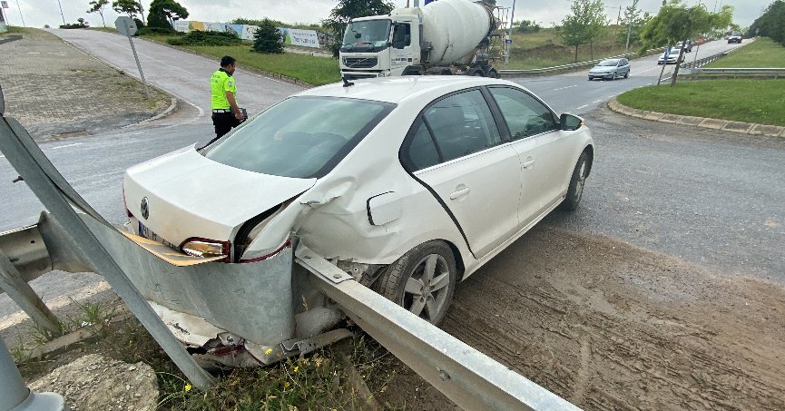 Kavşaktaiki otomobil  çarpıştı: 3 yaralı