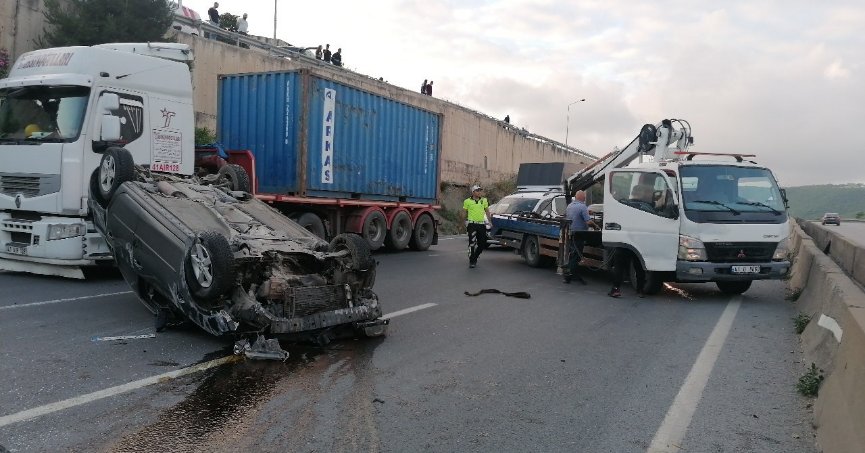 Bariyere çarpıp takla atan otomobil karşı şeride geçti