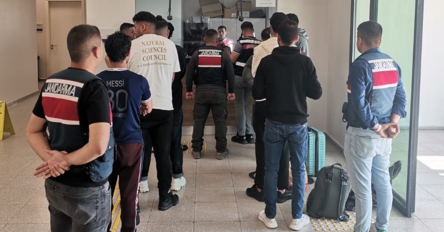 Kocaeli’de 10 düzensiz göçmen sınır dışı edildi