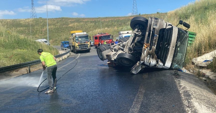 Kontrolden çıkan tır yan yattı