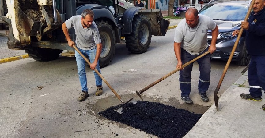 Çukur alanlara asfalt yama yapıldı