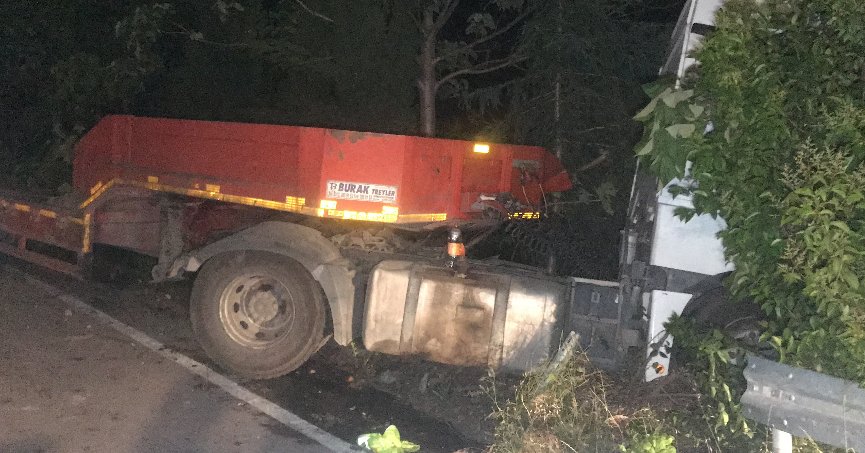 Balataları ısınan tır bariyere çarptı