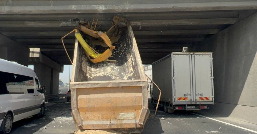 Kamyonun açık kalan  damperi köprüye çarptı