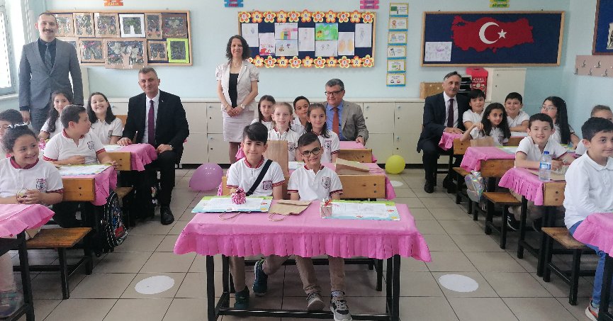 Öğrenciler karnelerini protokolden aldı