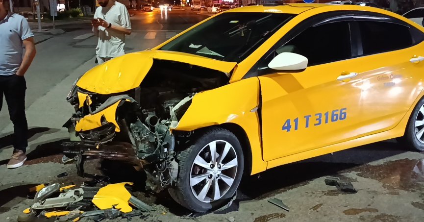 Ticari taksi ile otomobil çarpıştı: 1 yaralı