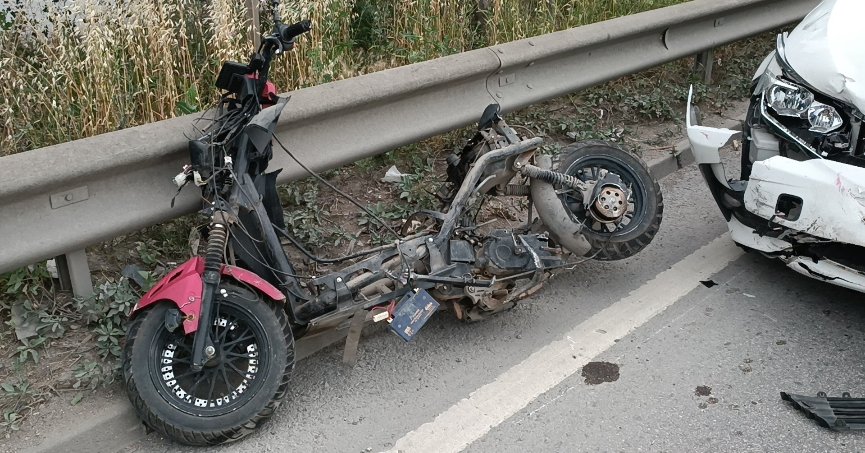 Motosiklet bariyerlere çarptı: 2 yaralı