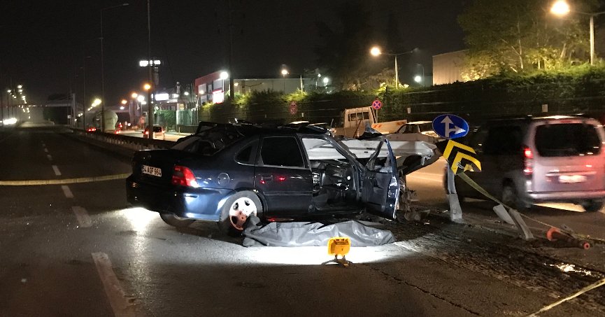 Otomobil bariyerlere saplandı: 1 ölü, 1 yaralı